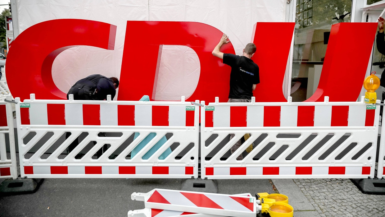 Helfer bauen an der Zentrale der CDU im Konrad-Adenauer-Haus das Logo der Partei auf (Archivbild).