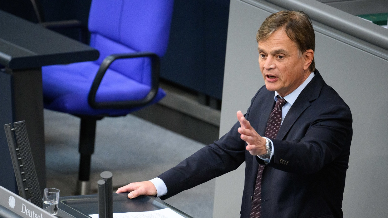 Bernd Baumann (AfD) spricht in der Plenarsitzung im Deutschen Bundestag im September 2023.