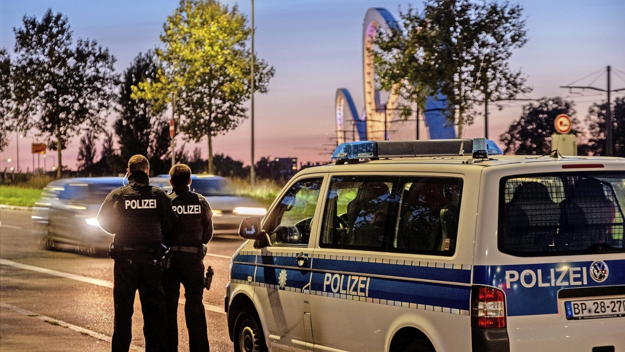 Kontrolle im Herzen Europas: Deutsche Polizisten stehen an der Grenze zwischen Deutschland und Frankreich, hier an der Europabrücke zwischen Kehl und Straßburg.