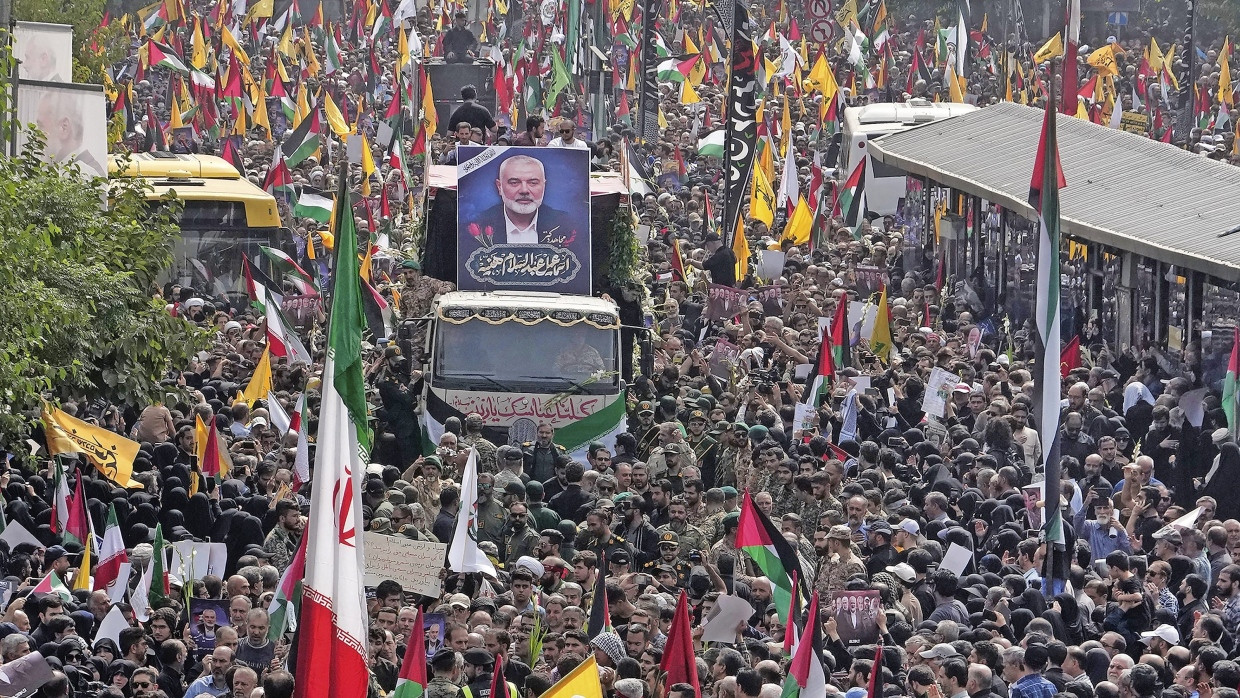 Tausende Menschen nehmen in Teheran an Trauerzeremonie für Hamas-Chef Haniyeh teil.