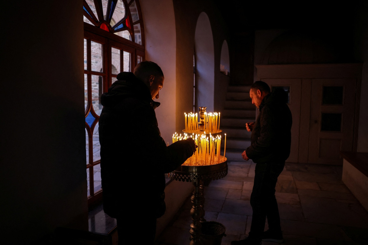 Ukrainische Soldaten entzünden Gebetskerzen in der Kirche des Klosters Pantokratoros.