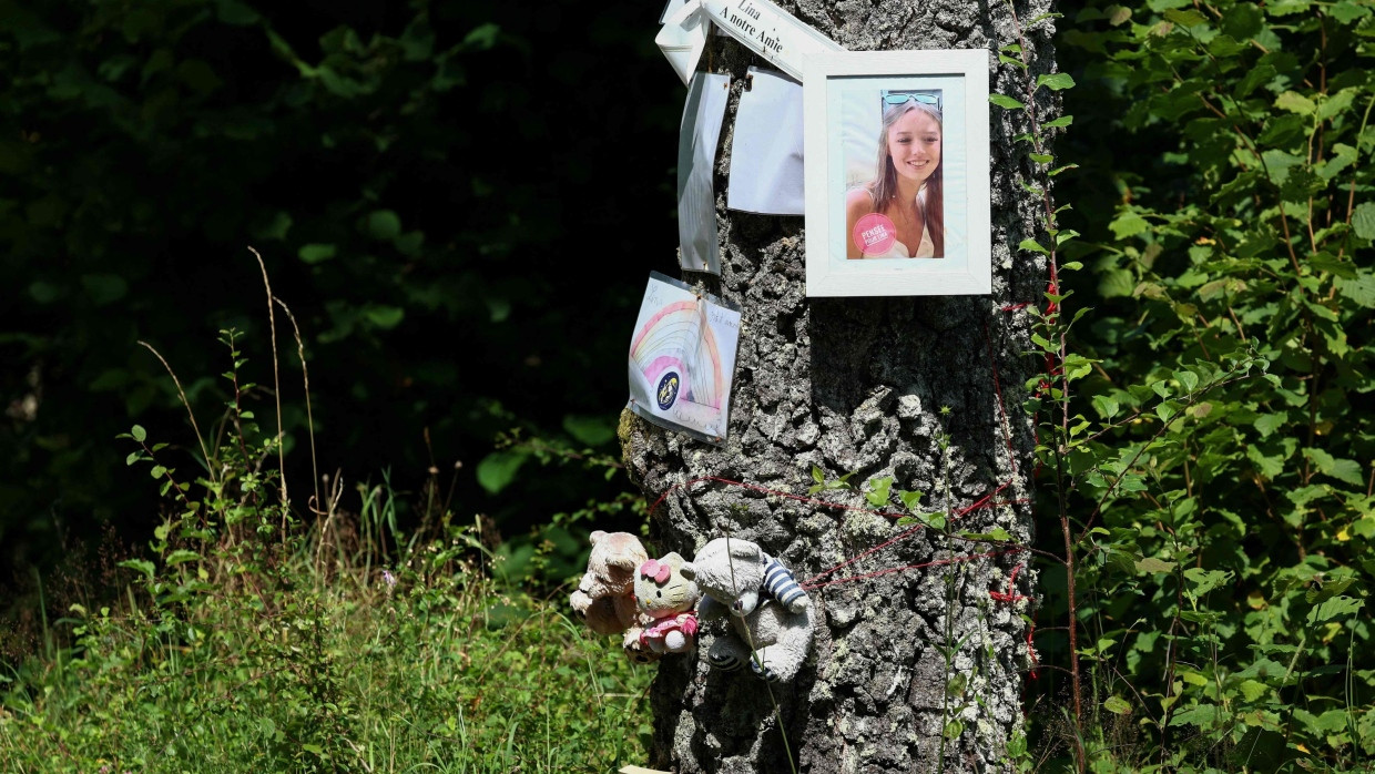 In Erinnerung an die getötete Lina hängen Fotos und Teddybären in einem Dorf im Osten Frankreichs.