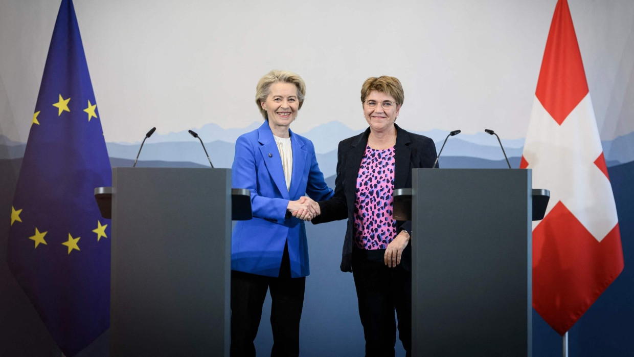 Besuch aus Brüssel: EU-Kommissionspräsidentin Ursula von der Leyen (links) und die Schweizer Bundespräsidentin Viola Amherd am 20. Dezember in Bern