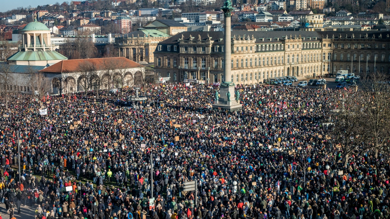 „Alle zusammen gegen die AfD“ war das Motto der vom Aktionsbündnis „Stuttgart gegen rechts“ organisierten Demonstration am 20. Januar 2024 in der baden-württembergischen Landeshauptstadt.