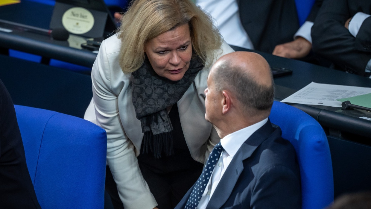 Bundesinnenministerin Nancy Faeser (SPD) und Bundeskanzler Olaf Scholz (SPD) am 16. Oktober im Bundestag