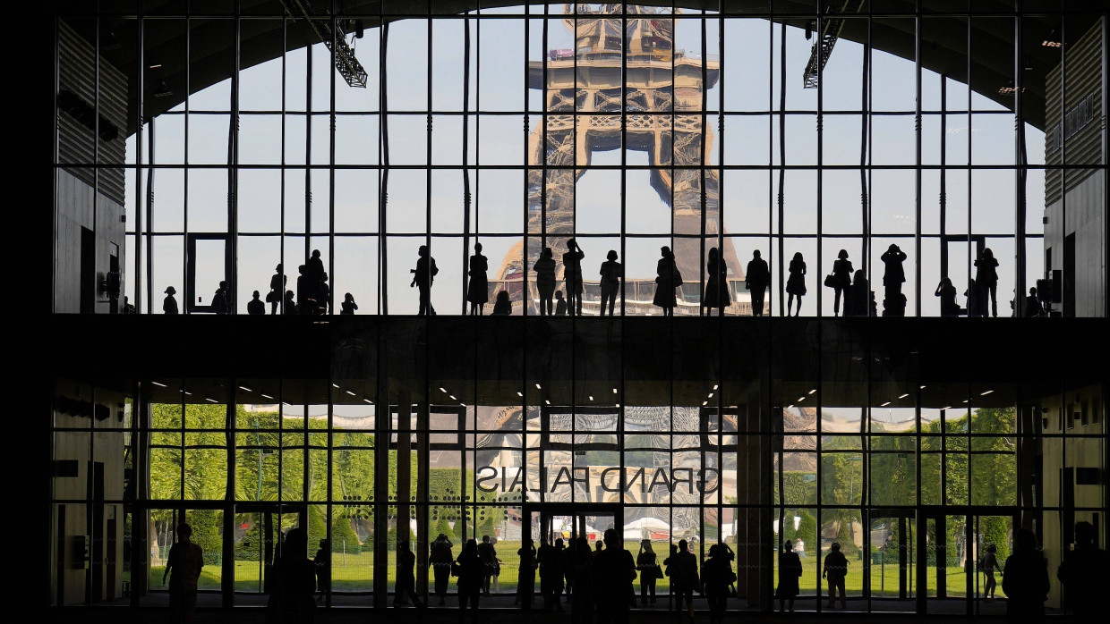 Veranstaltungsort der neuen Messe: das Grand Palais Ephémère von innen, außen der Eiffelturm