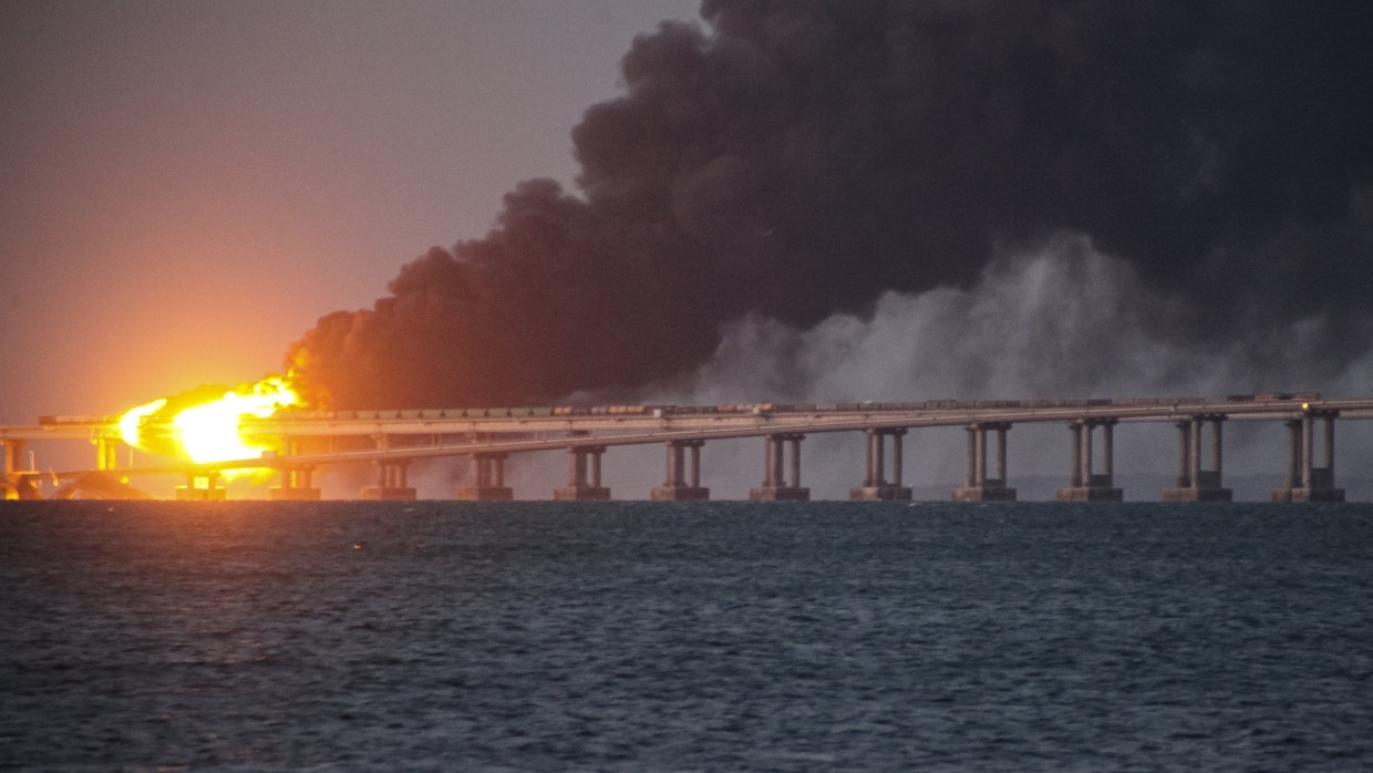 Flammen und Rauch steigen am Samstagmorgen von der Krim-Brücke auf, die das russische Festland und die Halbinsel Krim über die Straße von Kertsch verbindet.