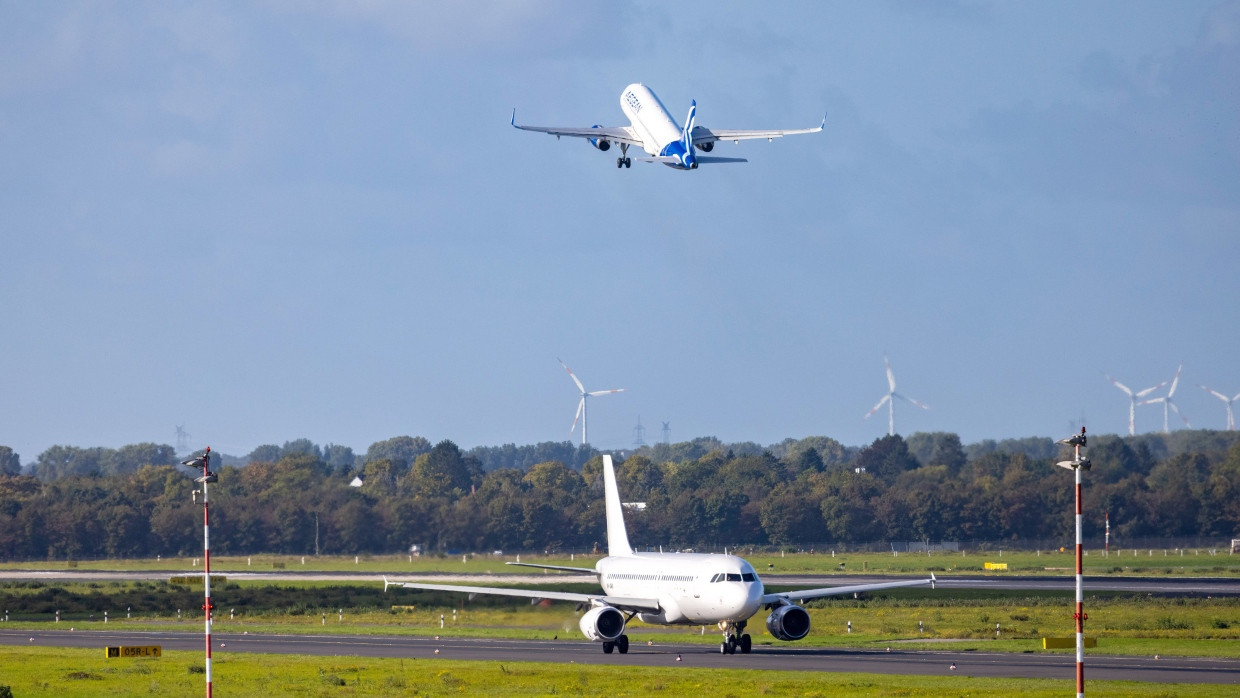 Flugzeuge starten vom Flughafen. (Symbolbild)