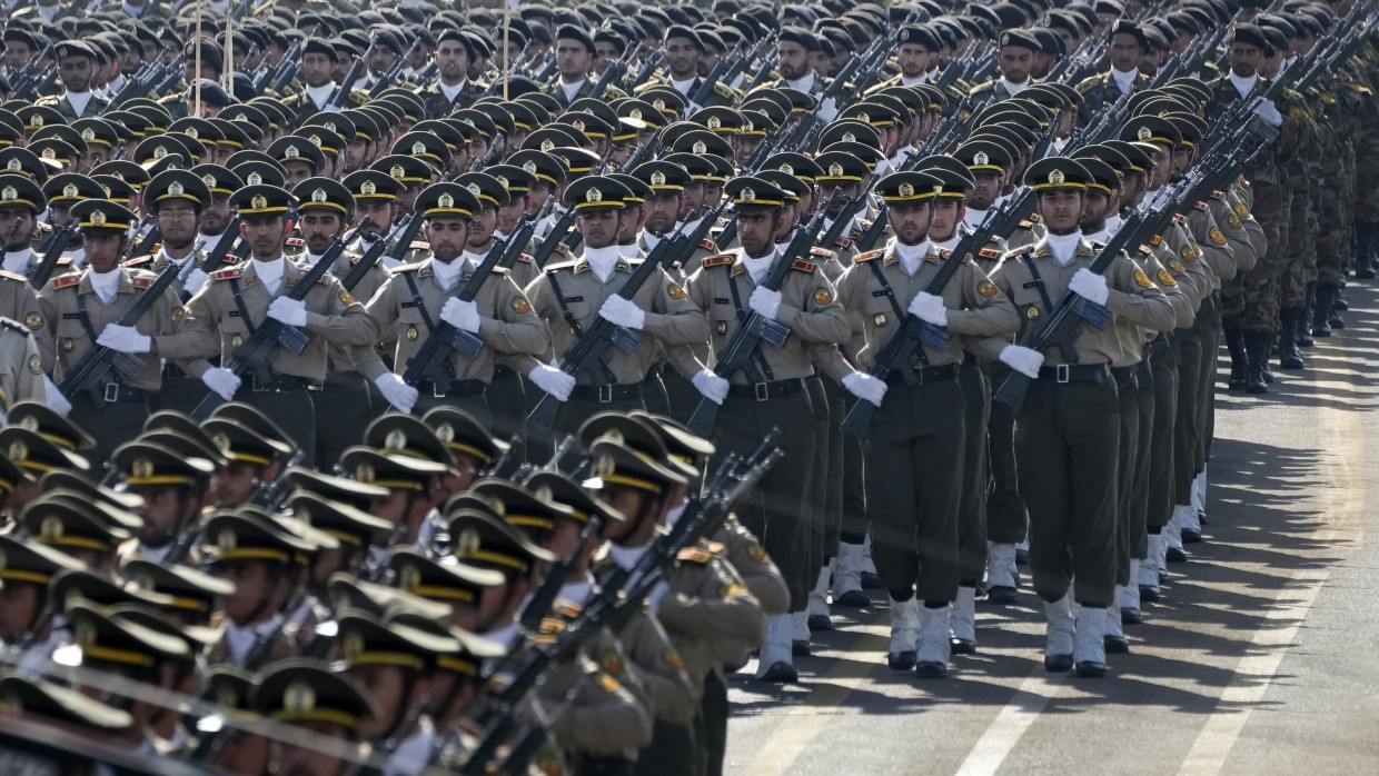 Kadetten der iranischen Armee marschieren in Teheran.