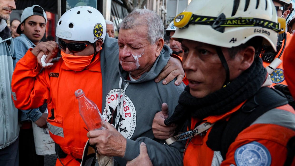 Verletzter Demonstrant in Buenos Aires: Die Argentinier protestieren gegen den Kurs ihrer Regierung.