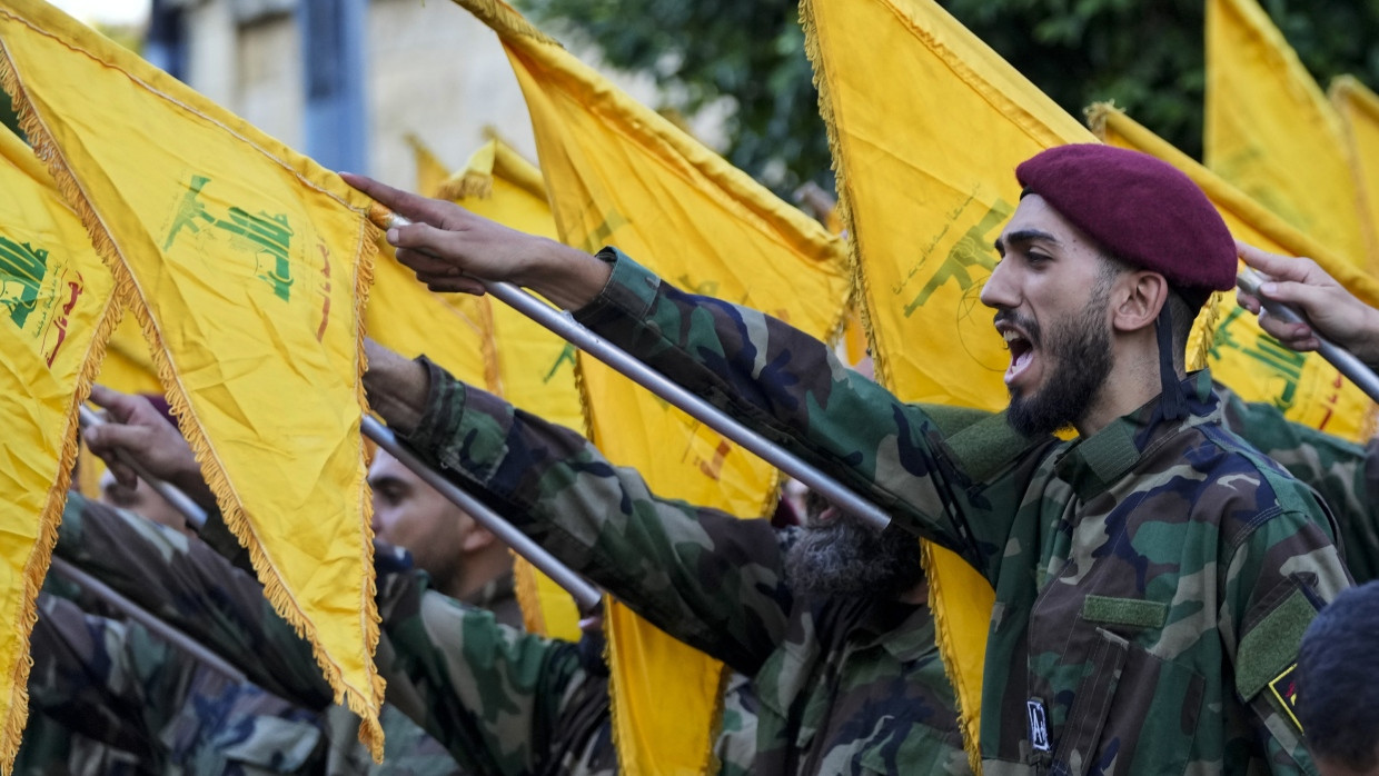 Hizbullah-Mitglieder beim Trauerzug für die getöteten Hizbullah-Kommandeure Ibrahim Kobeisi und Hussein Ezzedine am 25. September 2024 in Beirut