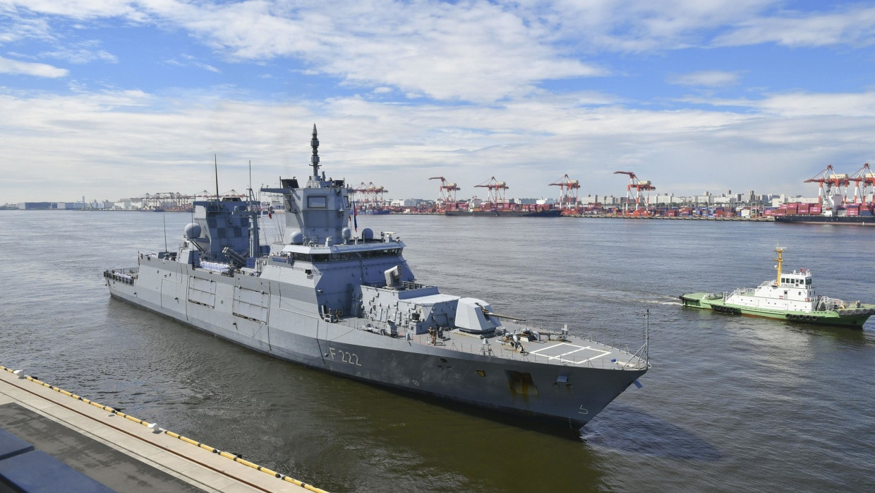 Die Fregatte Baden-Württemberg der deutschen Marine fährt ins International Cruise Terminal in Tokio.