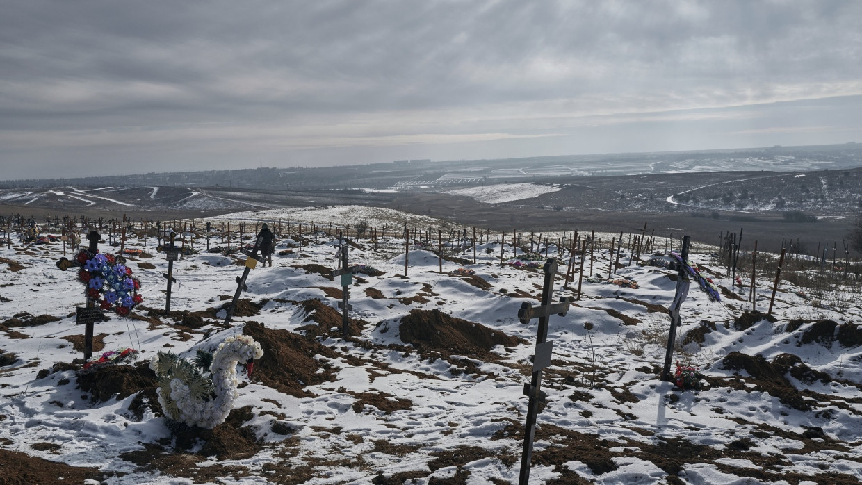 Ukraine, Bachmut: Neue Gräber und Kreuze auf einem städtischen Friedhof.