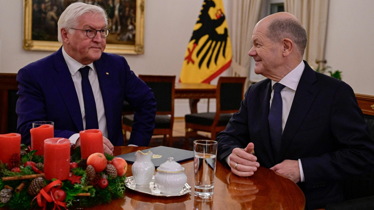 Bundeskanzler Olaf Scholz bei Bundespräsident Frank-Walter Steinmeier am 16. Dezember nach der Vertrauensfrage im Schloss Bellevue.