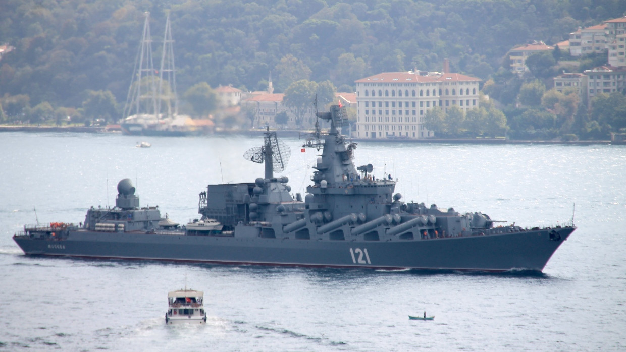 2014 in Istanbul: Der russische Lenkwaffenkreuzer „Moskwa“ fährt durch den Bosporus ins Mittelmeer.