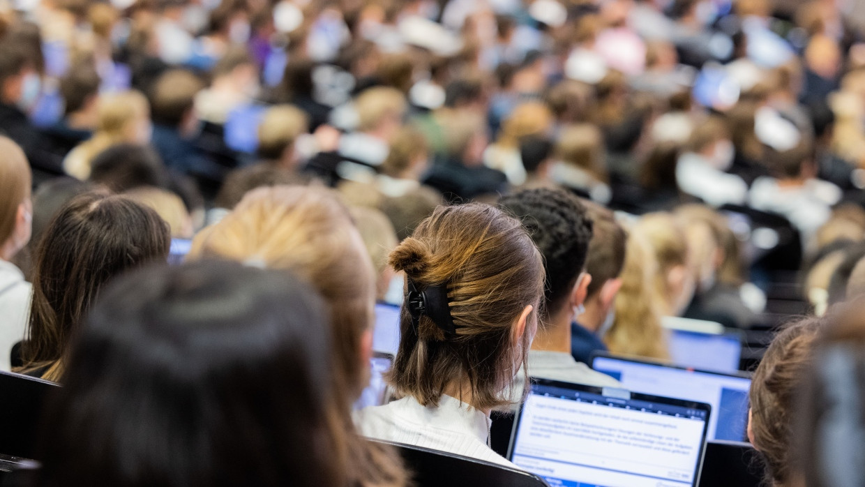 Studierende in einem Hörsaal in Münster. Hier gibt es Stand jetzt noch Bachelorarbeiten.