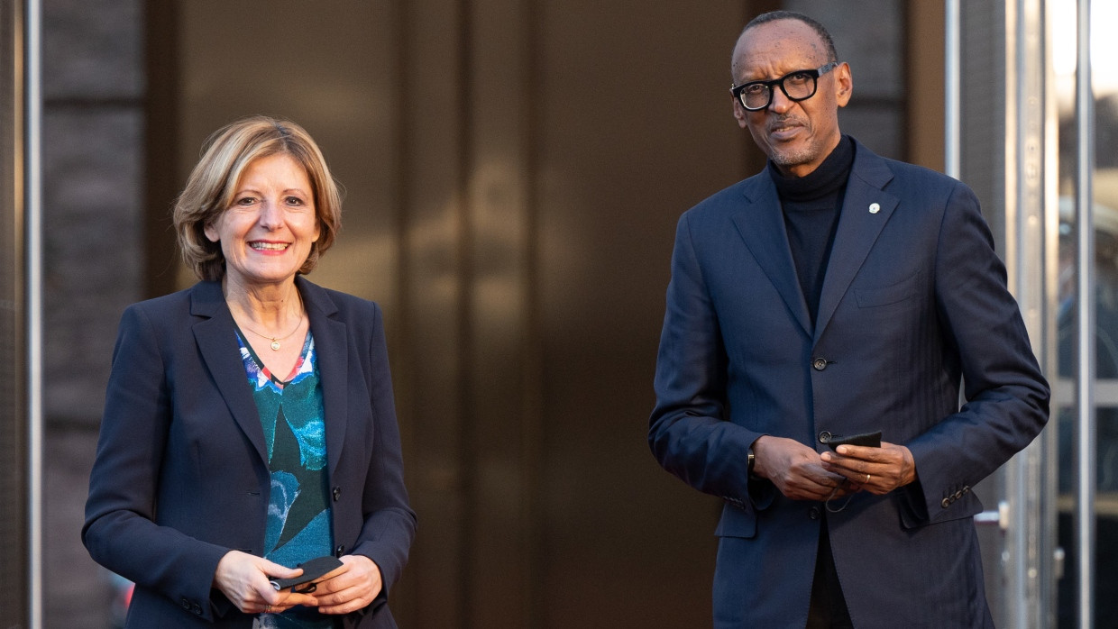 Besiegelte Partnerschaft: Malu Dreyer und Paul Kagame im Februar 2022 vor der Staatskanzlei Rheinland-Pfalz.