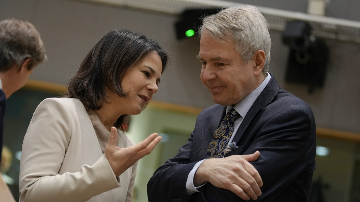 Annalena Baerbock und der finnische Außenminister Pekka Haavisto am Montag beim EU-Außenministertreffen in Brüssel