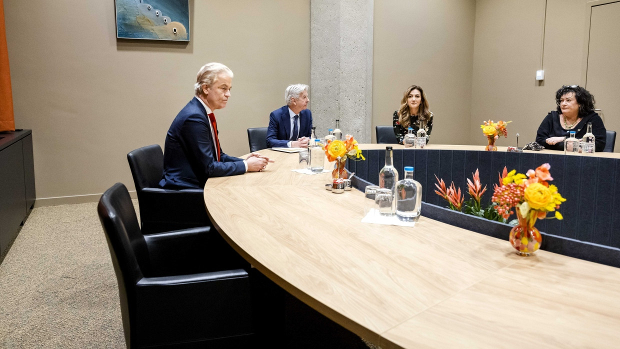 Geert Wilders mit dem Verhandlungsführer Ronald Plasterk sowie der Vorsitzenden der rechtliberalen VVD, Dilan Yesilgoz, und der Vorsitzenden der Bauer-Bürger--Bewegung, Caroline van der Plas, am Dienstag in Den Haag