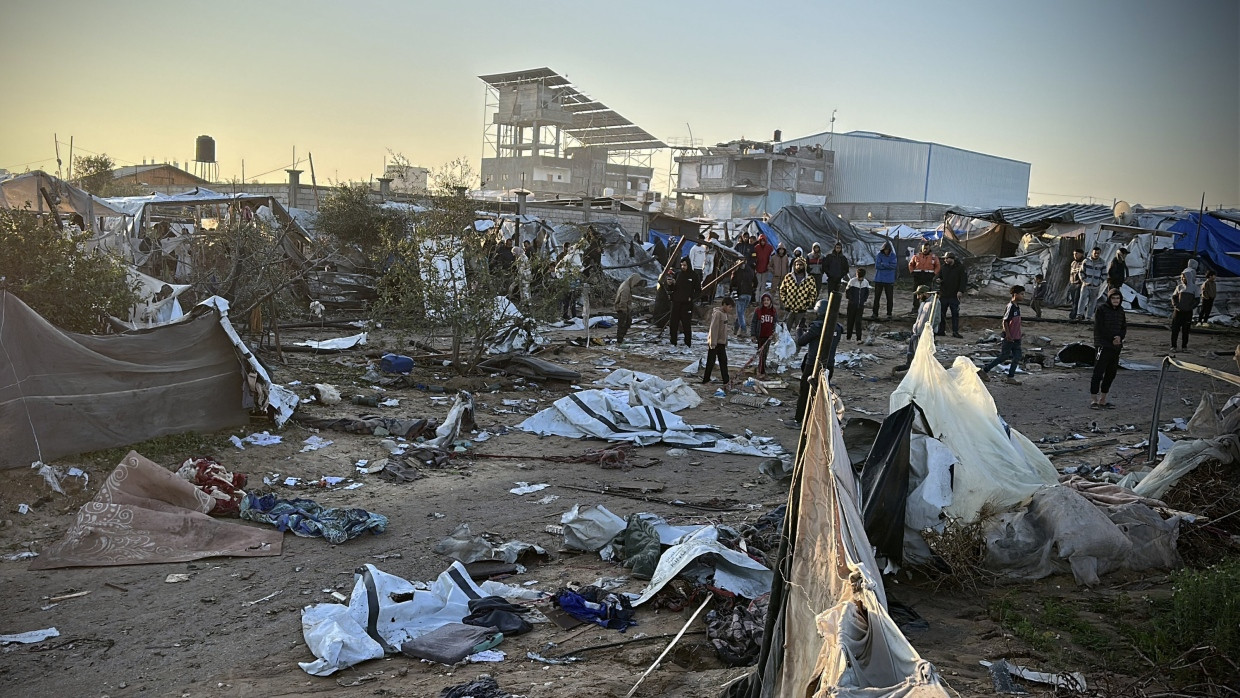 Palästinenser am Ort eines vorangegangenen israelischen Armeeschlags im Gebiet Al-Mawasi, einem als humanitäre Zone ausgewiesenem Gebiet, im zentralen Gazastreifen.