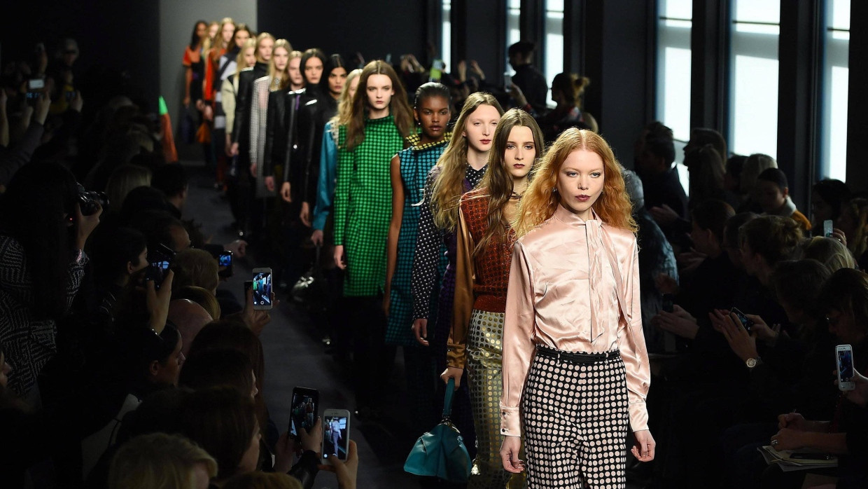 Models präsentieren die Marke Bottega Veneta auf der Mailänder Modewoche im Februar 2015