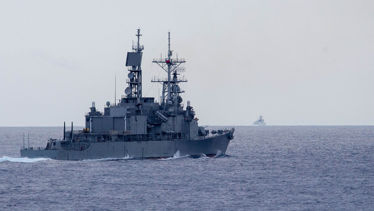 Vergangenen Mai ist ein Schiff von Taiwans Marine zu sehen, das ein chinesisches Schiff in der Entfernung beobachtet.