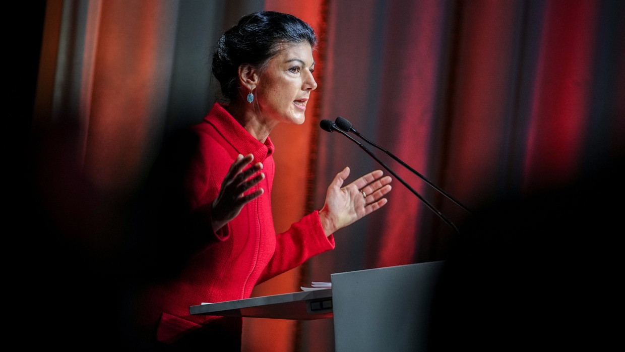 Hoffnungsträgerin für Russland: Sahra Wagenknecht verbreitet mit rhetorischem Geschick Lügen über den Ukrainekrieg, die im Kreml gut ankommen.