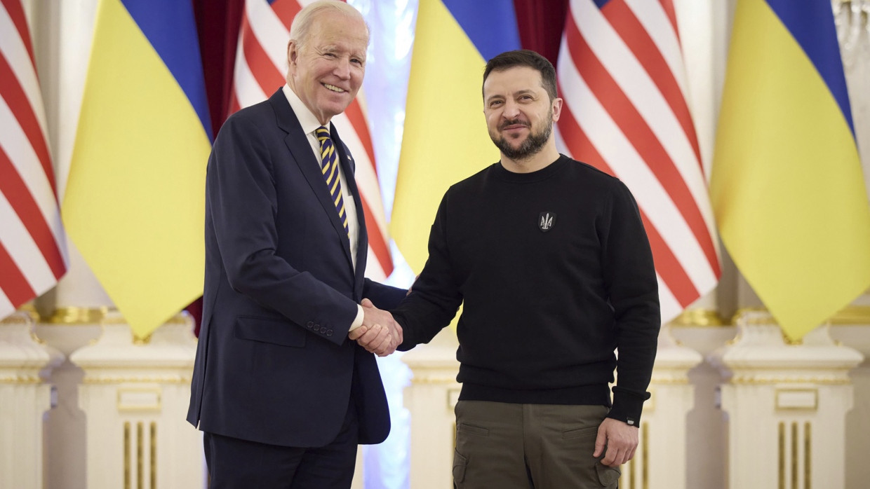 Der amerikanische Präsident Biden am 20. Februar 2023 mit dem ukrainischen Präsidenten Selenskyj in Kiew