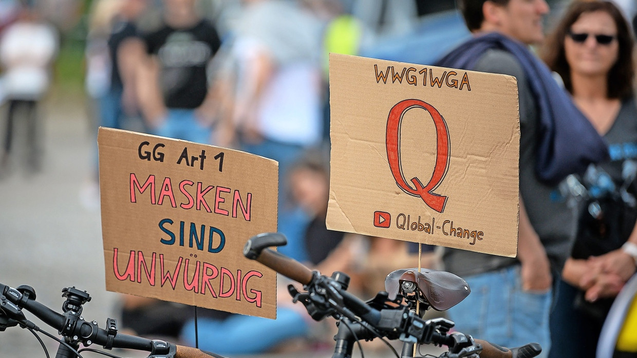 Glaubensgemeinschaft: In der Pandemie verband sich die Ablehnung der Corona-Regeln öfters mit dem QAnon-Mythos aus den USA.