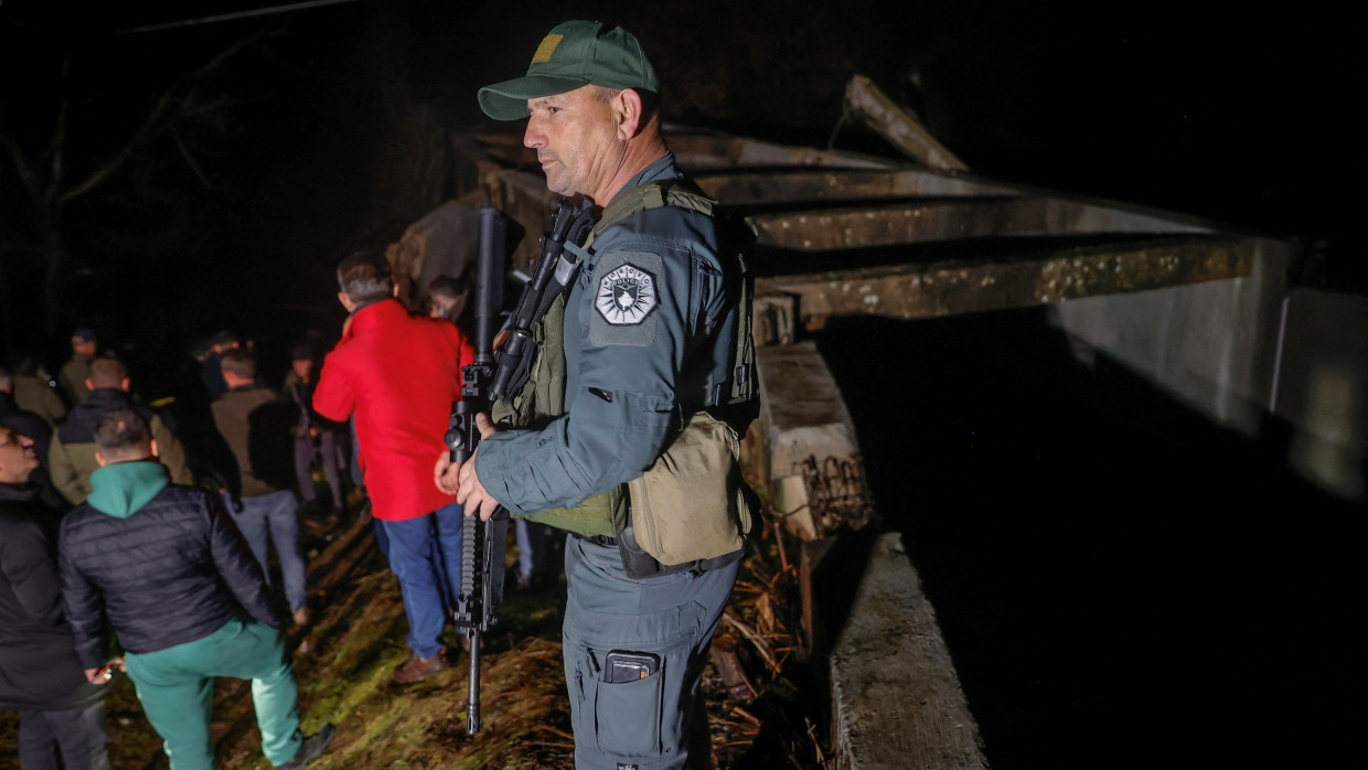 Durch die Explosion in der Nähe des Ortes Zubin Potok im Nordkosovo wurde ein Versorgungskanal beschädigt, der die Kühlsysteme von zwei Kohlekraftwerken speist.