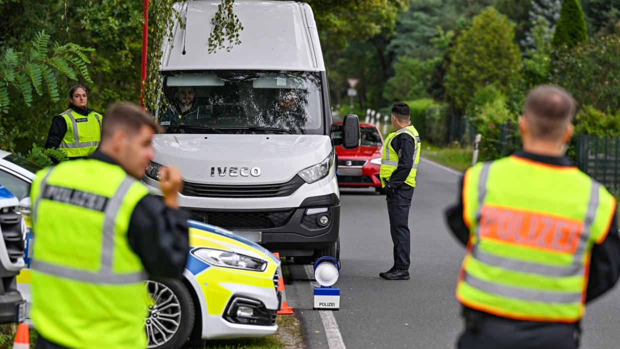 Am 25. September 2023 kontrollieren Polizeibeamte in Brandenburg einen Kleintransporter wegen Schleuserkriminalität.