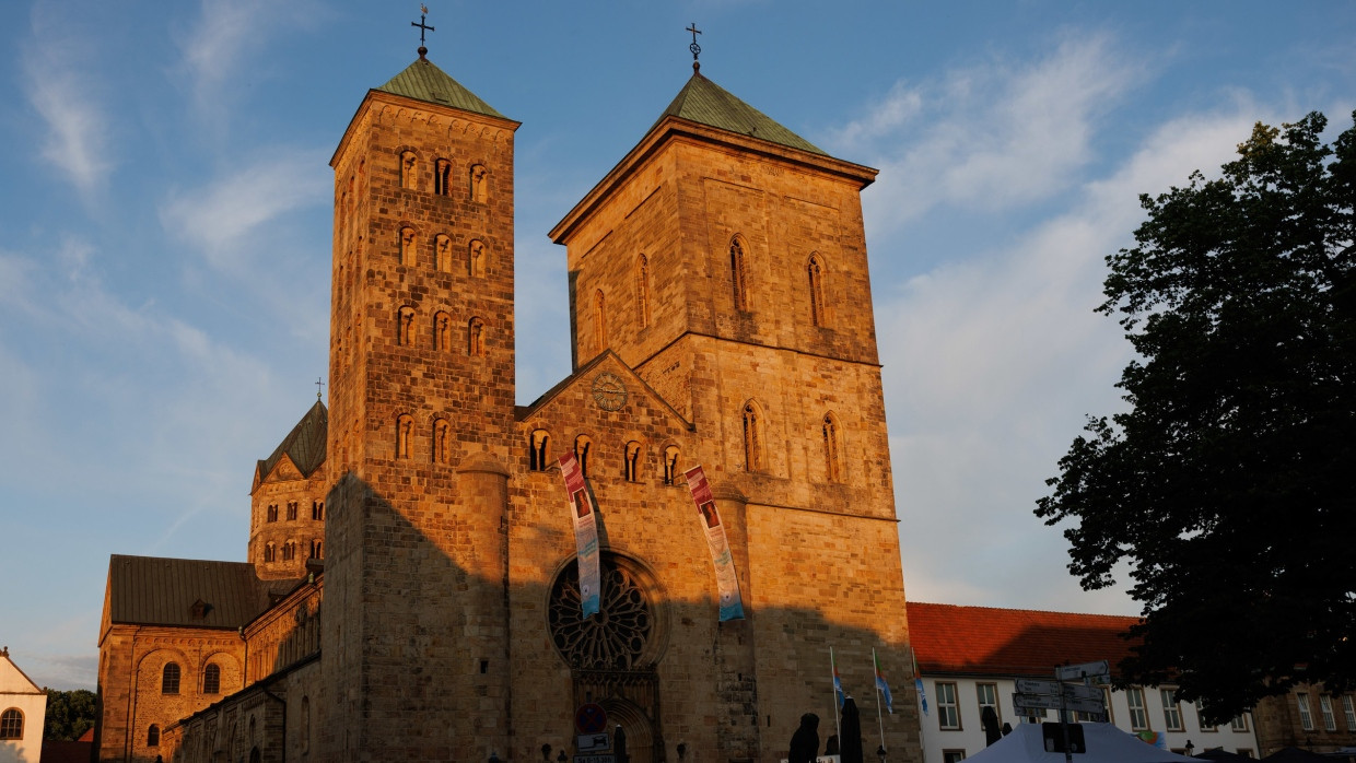 Der katholische Dom St. Petrus in Osnabrück im Licht der untergehenden Sonne