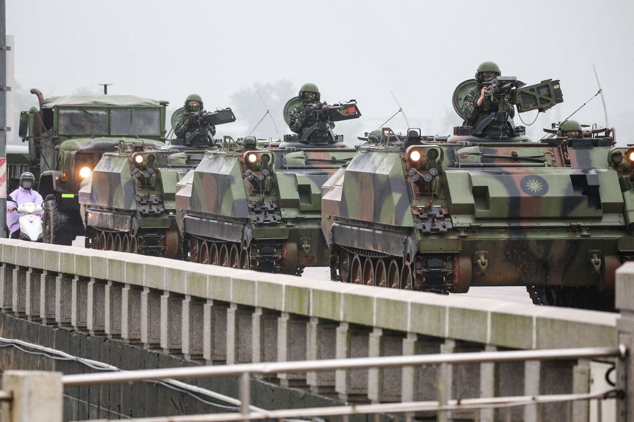 Taiwanesische Schützenpanzer Ende Mai auf einer Straße in Taipeh. China hatte die Führung der Insel vor dem Aufmarsch gewarnt und Manöver vor der Küste abgehalten.