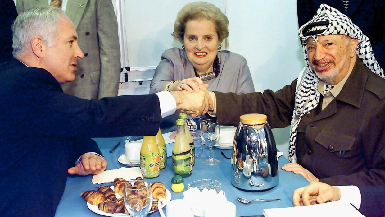 Madeleine Albright im Oktober 1998 mit dem damaligen israelischen Ministerpräsidenten Netanjahu und dem früheren Palästinenserpräsidenten Arafat (r.).