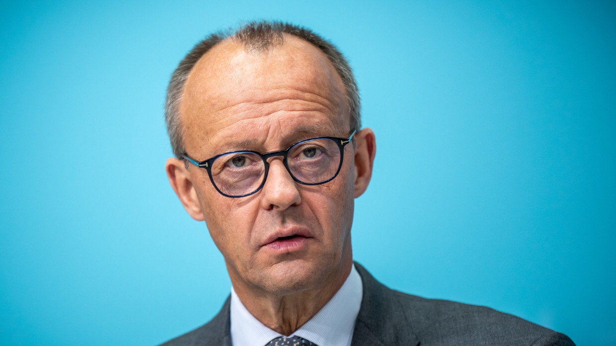 Friedrich Merz, CDU Bundesvorsitzender und Fraktionsvorsitzender der CDUCSU Fraktion, nimmt an der Pressekonferenz nach der Sitzung des CDU Bundesvorstands nach den Landtagswahlen in Bayern und Hessen teil.