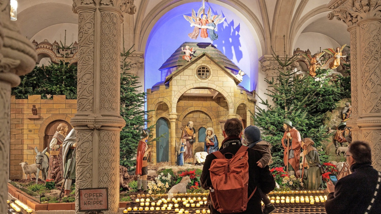 Was soll aus den Kirchen werden? Gläubige vor einer Krippe im katholischen Dom St. Petrus in Niedersachsen