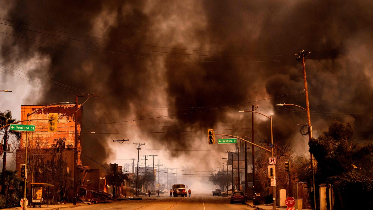 Flammen und Rauch überziehen Los Angeles am 8. Januar 2025.