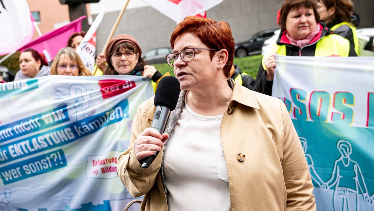 Christine Behle, stellvertretende Vorsitzende von Verdi spricht im Oktober 2023 bei einer Demonstration in Berlin.