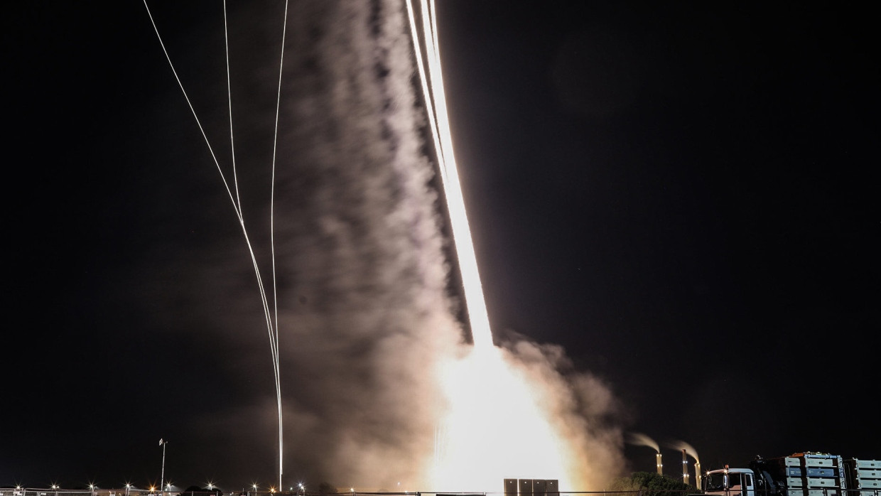 Luftabwehrraketen werden vom israelische Luftabwehrsystem Iron Dome abgefeuert.