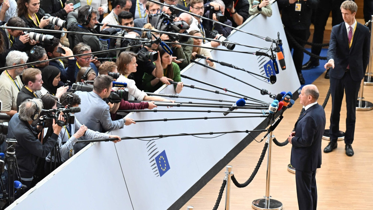 Bundeskanzler Olaf Scholz (SPD) am Montagabend in Brüssel vor dem Treffen der europäischen Staats- und Regierungschefs