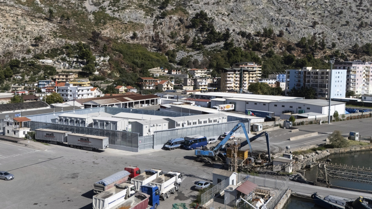 Das Aufnahmezentrum für Migranten im Hafen von Shengjin im Nordwesten Albaniens