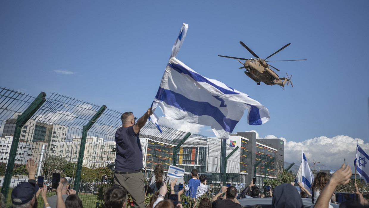 Der Hubschrauber mit den vier freigelassenen Geiseln bei der Ankunft am Samstag in Tel Aviv