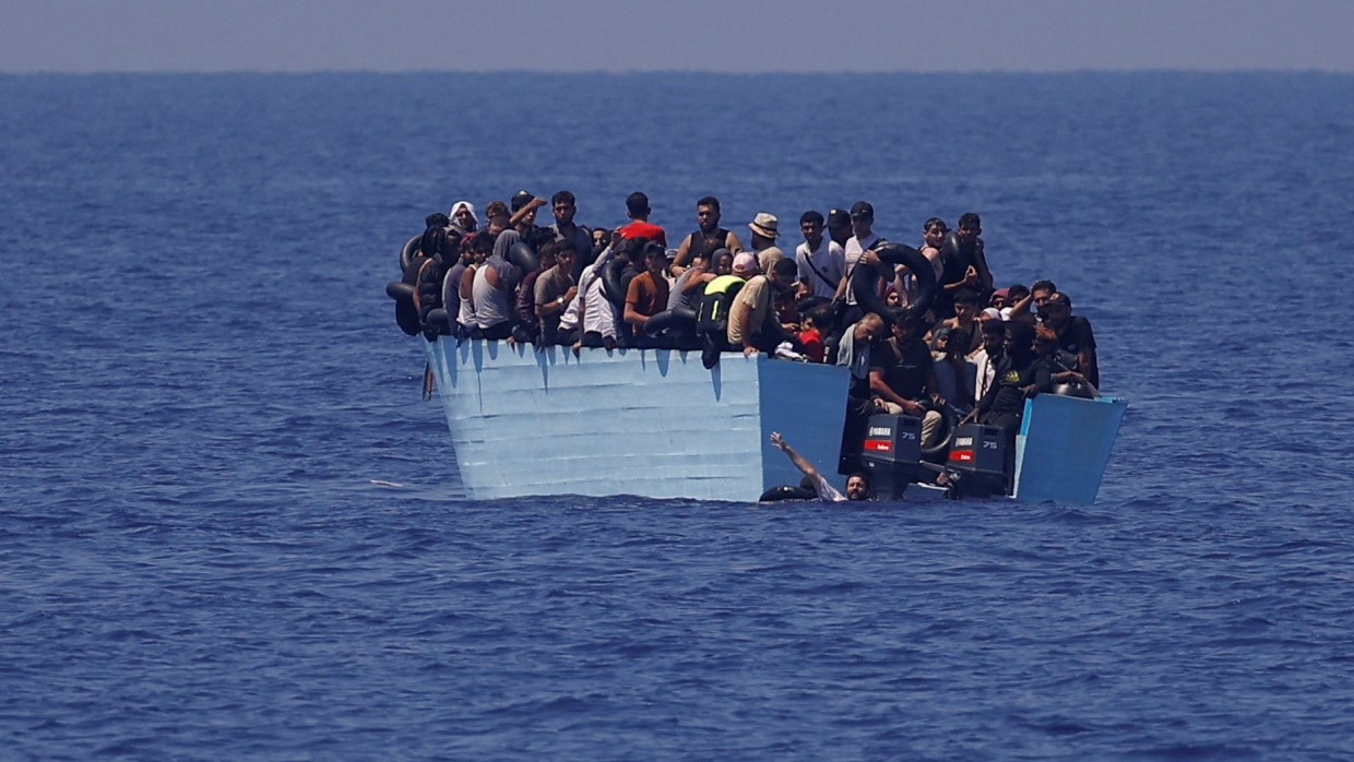 Migranten im August in einem Boot im Mittelmeer