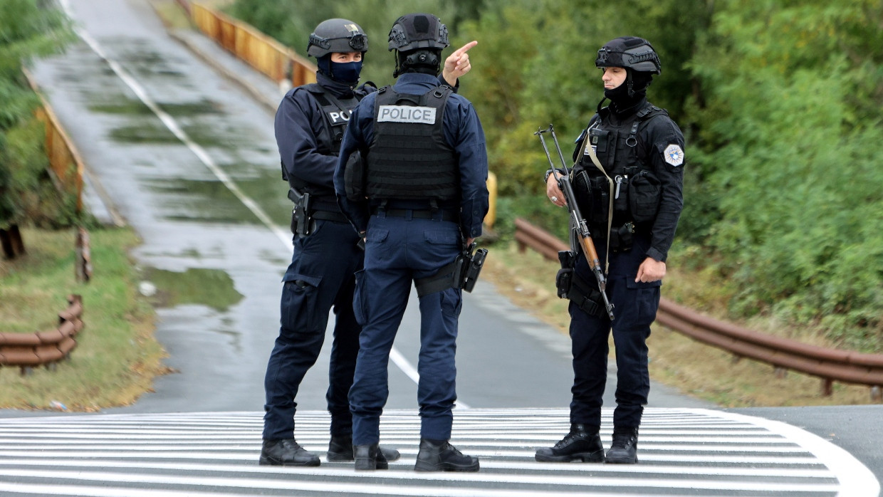 Kosovarische Polizisten kontrollieren eine Straße nahe dem Dorf Banjska am 25. September 2023.