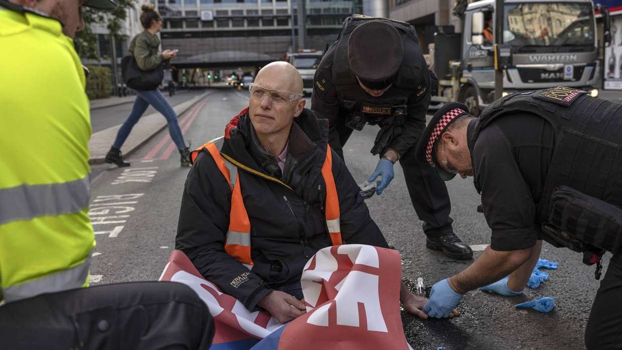 Ein Aktivist von „Insulate Britain“ hat sich am Montag auf eine Straße in London geklebt.