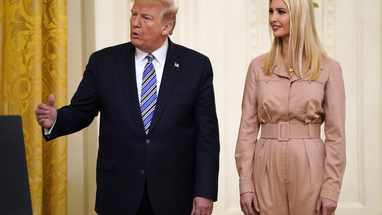 Illegale Geschäftspraktiken?: Der damalige Präsident Donald Trump bei einem Event 2020 in Washington. Auch seine Tochter Ivanka (rechts) und sein Sohn Donald Jr. sollen nach dem Willen der Staatsanwaltschaft aussagen.