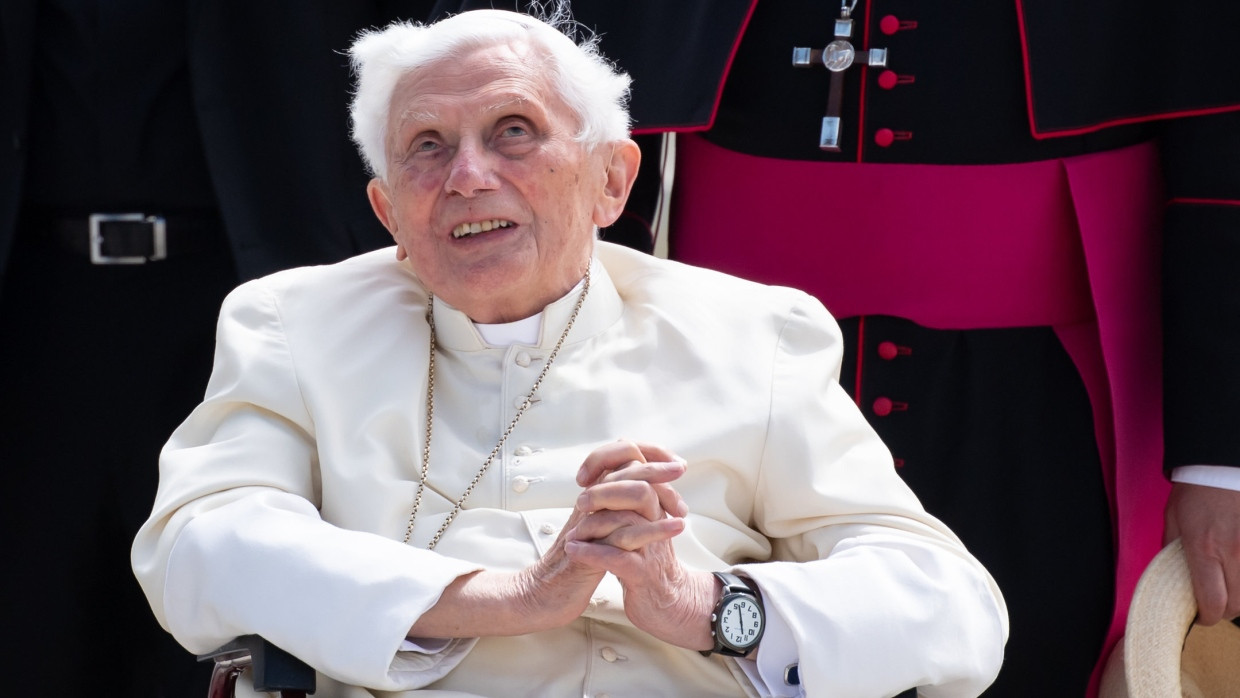 Der emeritierte Papst Benedikt XVI. (Aufnahme aus dem Jahr 2020) korrigiert Angaben zur Teilnahme an einer Sitzung, in der über einen Missbrauchsverdächtigen gesprochen wurde.