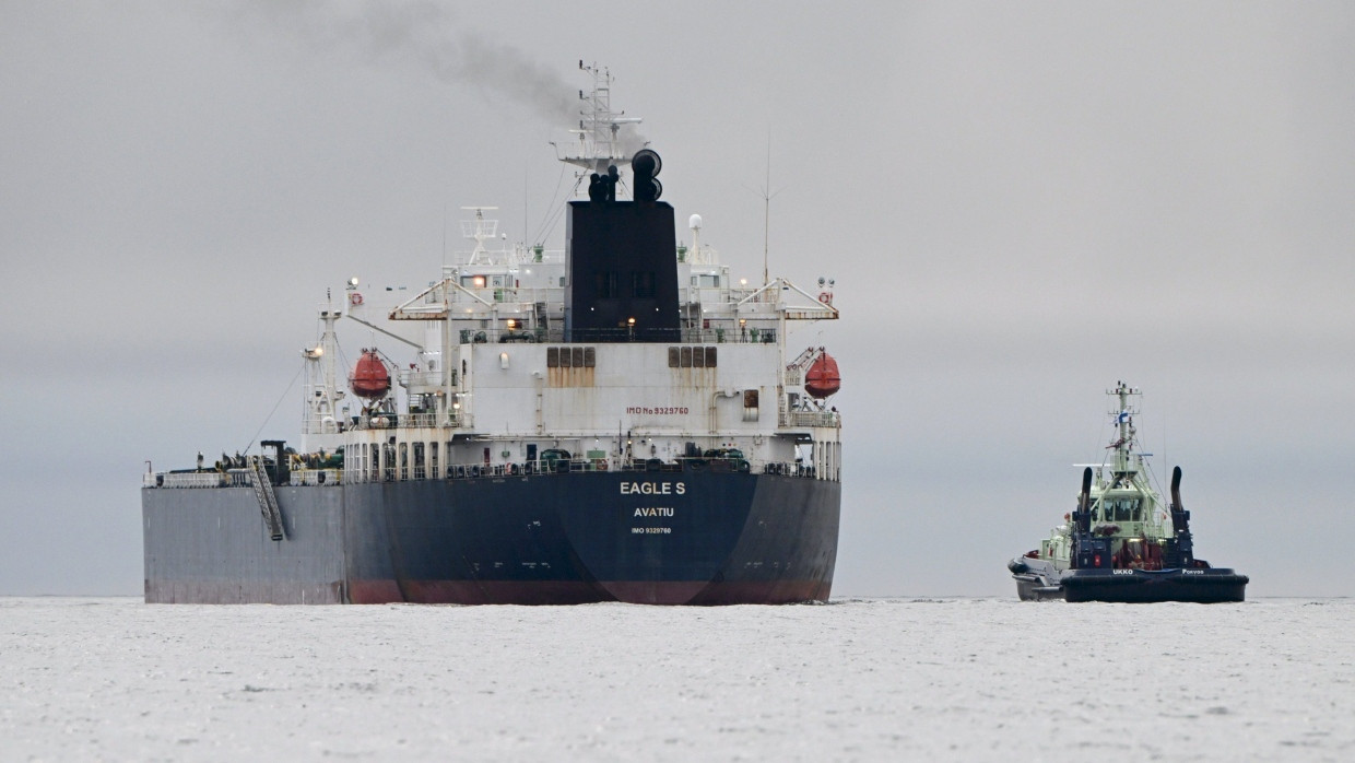 Eskortiert in eine geschützte Bucht: Der Öltanker Eagle S am Samstag vor Porkkalanniemi im Finnischen Meerbusen