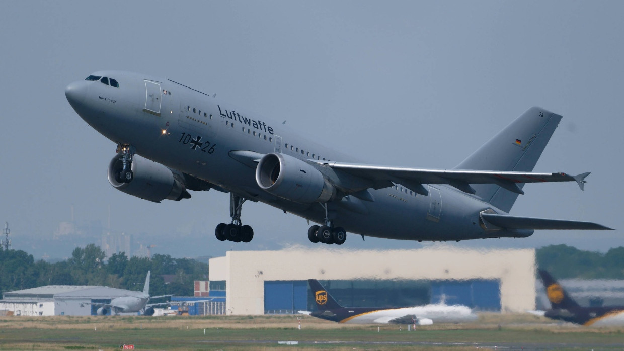 Ein Airbus A310 MedEvac der Bundeswehr startet am Samsatag auf dem Flughafen Köln Bonn auf dem Weg in das westafrikanische Mali.