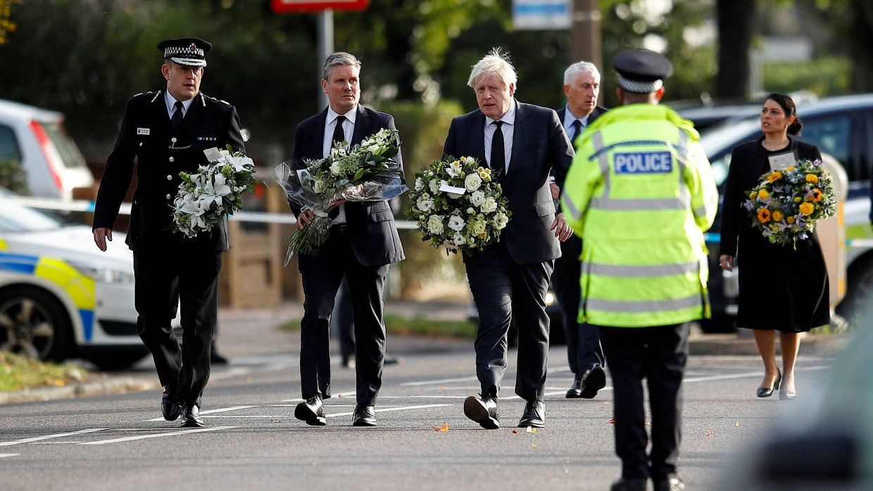 Der Polizeichef von Essex,  B. J. Harrington, Labour-Chef Keir Starmer, Premierminister Boris Johnson, Unterhauspräsident Lindsay Hoyle und Innenministerin Priti Patel (von links nach rechts) besuchen am Samstag den Ort, an dem sich die tödliche Messerattacke auf den Abgeordneten David Amess ereignet hat.